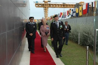 La signora Graziella Todaro viene accompagnata dal Presidente dell'ANMI di Carrara Cav. Angelo Ragnoni e dal delegato regionale Pier Paolo Pellegrino sul luogo della cerimonia 